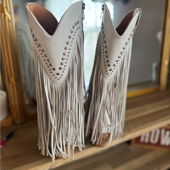Gorgeous grey Fringe boots - Picture 5 of 9